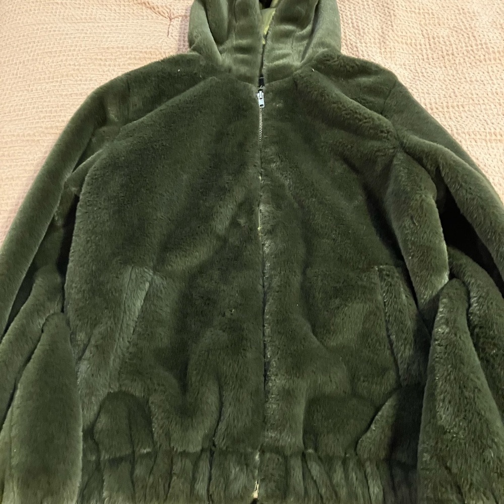 green fuzy jacket ❤︎︎
